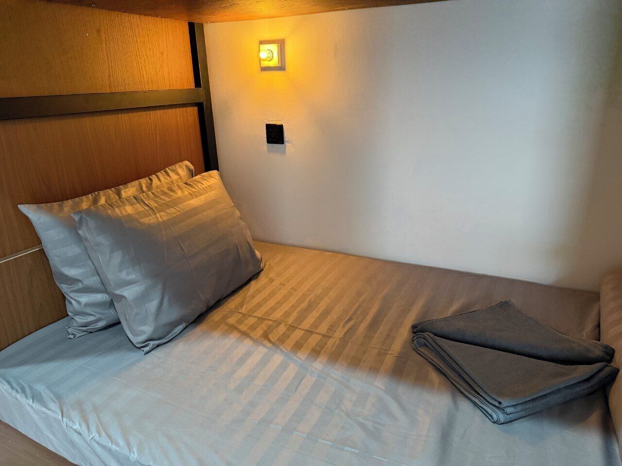Dormitorio compartido estándar, solo para mujeres | Caja fuerte, wifi gratis, ropa de cama