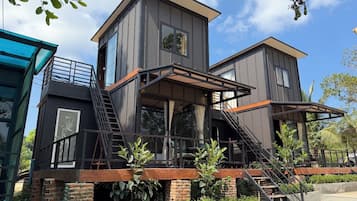 Vista frontal de la propiedad