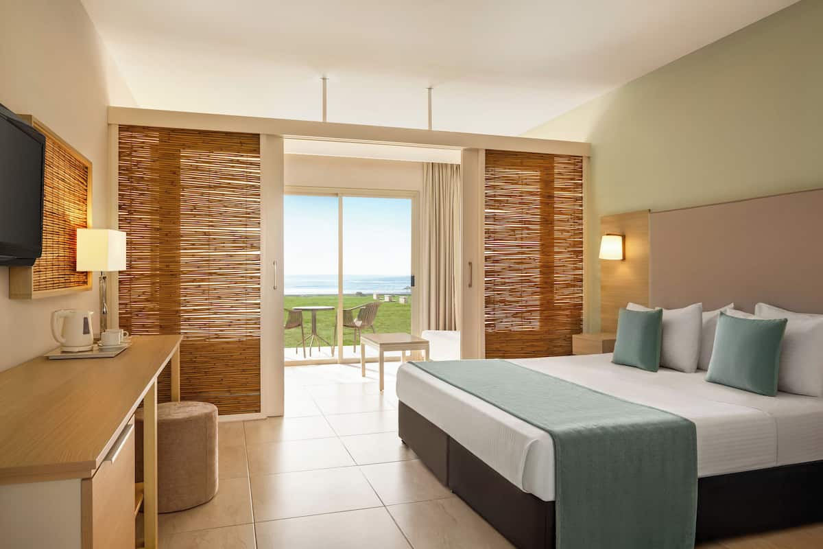 In-room safe, soundproofing, free WiFi, bed sheets