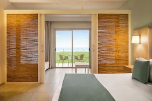 In-room safe, soundproofing, free WiFi, bed sheets