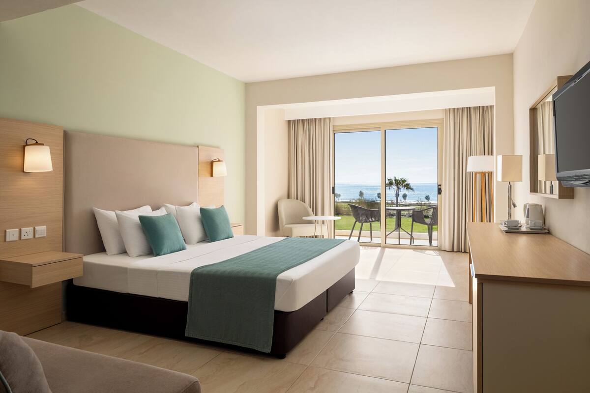 Habitación con 1 cama doble o 2 individuales, balcón, vistas al mar | Caja fuerte, sistema de insonorización, wifi gratis y ropa de cama