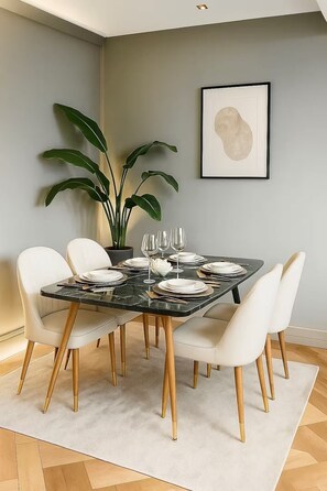 Dining - Stylish 2BR Apartment Central London (London)