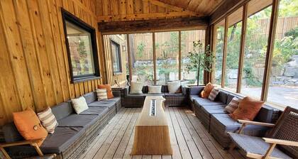 Luxury Chalet, entertain up to 70 people, waterfall, firepit, putting green.