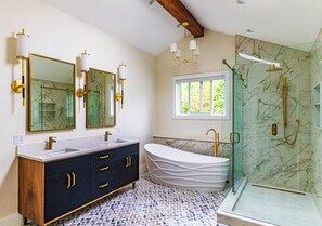 Regadera, bidet, toallas, jabón 