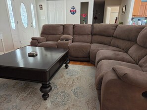 Living area - Wake and Lake- 6-bedroom house/ Lakefront on Beaver Lake (Garfield)