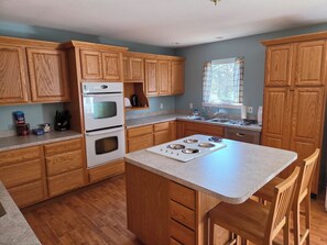 Private kitchen - Wake and Lake- 6-bedroom house/ Lakefront on Beaver Lake (Garfield)