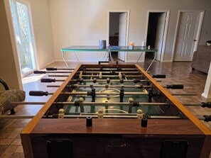 Games room - Wake and Lake- 6-bedroom house/ Lakefront on Beaver Lake (Garfield)