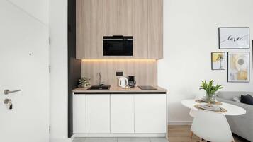Réfrigérateur, micro-ondes, plaque de cuisson, lave-vaisselle