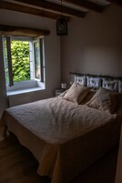 Quarto casal conforto, vista para o pátio | Wi-Fi de cortesia