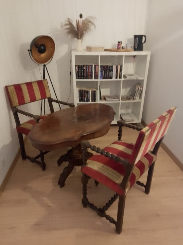 Comfort Triple Room, Courtyard View | Interior - maison d'hôtes Lacour (Augignac)