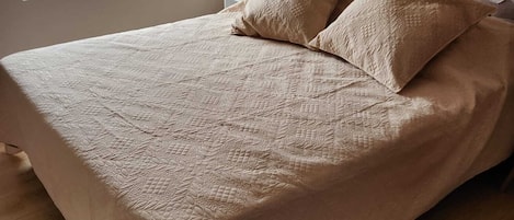 Chambre Double Confort, vue cour intérieure