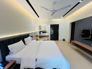 Superior Double or Twin Room | In-room safe, laptop workspace, blackout curtains, soundproofing - Heritage Heaven (Karachi)