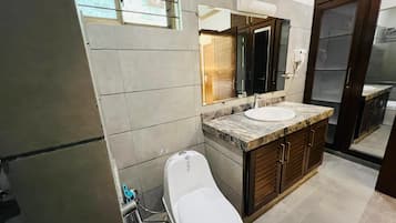 Superior Double or Twin Room | Bathroom