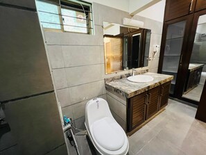 Superior-Doppel- oder -Zweibettzimmer | Badezimmer