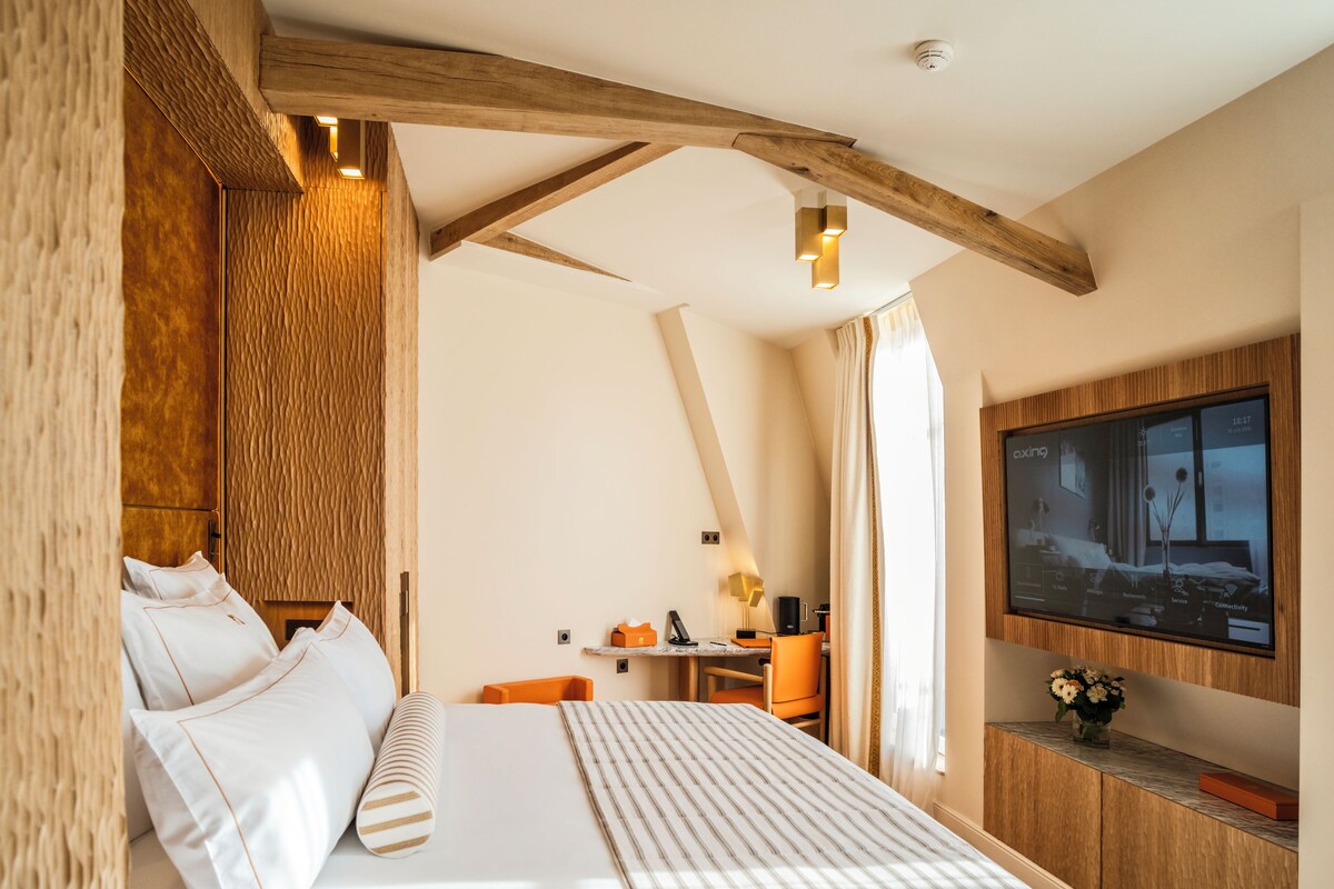 Classic Suite, City View | In-room safe, desk, laptop workspace, blackout drapes