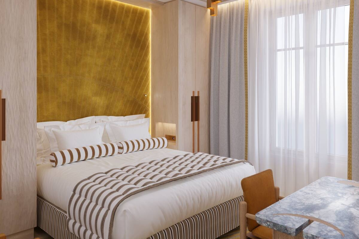 Ett modernt hotellrum med en stor säng, ett skrivbord och utsikt över omgivningarna.
