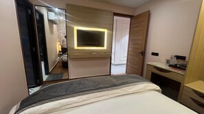 Deluxe Double Room - Urban Nest Rooms & Rooftop Restaurant (New Delhi)