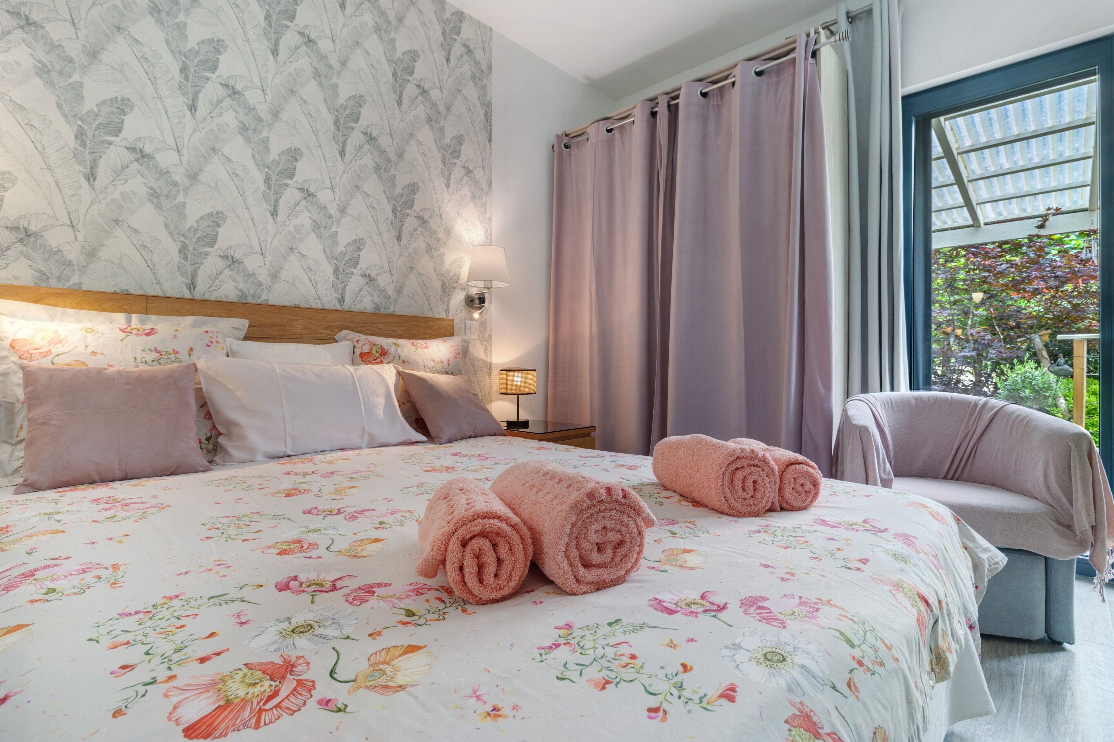 WiFi, bed sheets, wheelchair access