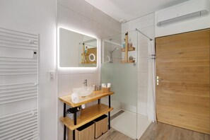 Shower, hair dryer, towels