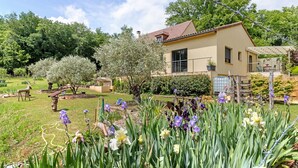 Ein Haus mit Garten, Terrasse und einer Solaranlage.