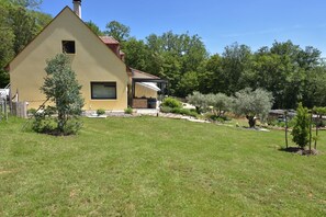 Exterior - “Au Cerf Blanc Suite Parentale” Guest Room with Mountain View, Wi-Fi and Air Conditioning (Les Eyzies)