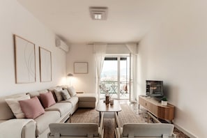 Apartment | Living area | 30-inch TV with digital channels - Ruan Downtown (Como)