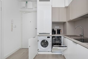 Fridge, oven, stovetop, dishwasher