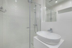 Shower, hair dryer, towels, soap - Wave & Willow - Wave Resort & Spa (Międzyzdroje)