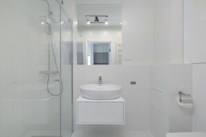 Shower, hair dryer, towels, soap - Wave & Willow - Wave Resort & Spa (Międzyzdroje)