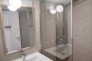 Shower, hair dryer, towels - Olympus Cozy Mountain View Escape with Balcony (Litochoro)