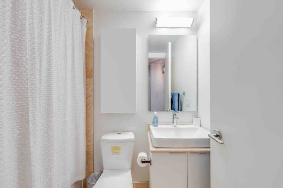 Douche, séchoir à cheveux, shampooing