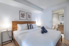 WiFi, bed sheets - 2BR Downtown Gem With Workspace and CN Tower Views (Toronto)