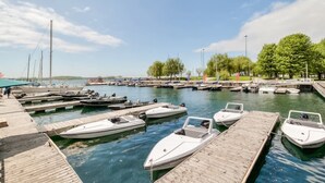 Una marina con varios barcos amarrados a muelles de madera.