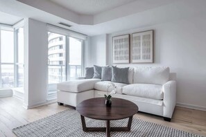 TV, offices - 2BR Downtown Gem With Workspace and CN Tower Views (Toronto)