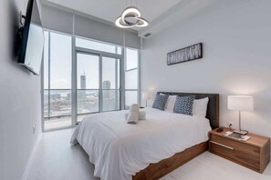 Iron/ironing board, WiFi, bed sheets - 3 Bedroom Penthouse w/ Skyline View + Free Parking (Toronto)