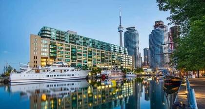 3 Bedroom Penthouse w/ Skyline View + Free Parking