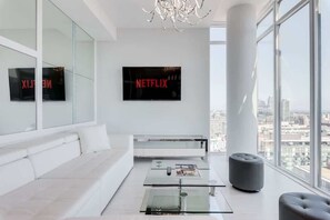 TV - 3 Bedroom Penthouse w/ Skyline View + Free Parking (Toronto)