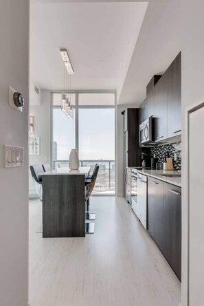 Fridge, microwave, oven, stovetop - 3 Bedroom Penthouse w/ Skyline View + Free Parking (Toronto)