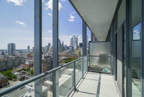 Property grounds - 3 Bedroom Penthouse w/ Skyline View + Free Parking (Toronto)