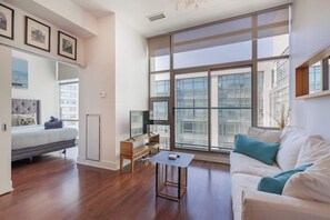 TV - Modern 1BR Waterfront Condo near Downtown (Toronto)