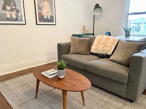 TV, offices - Charming + Airy Roncy Apartment (Toronto)
