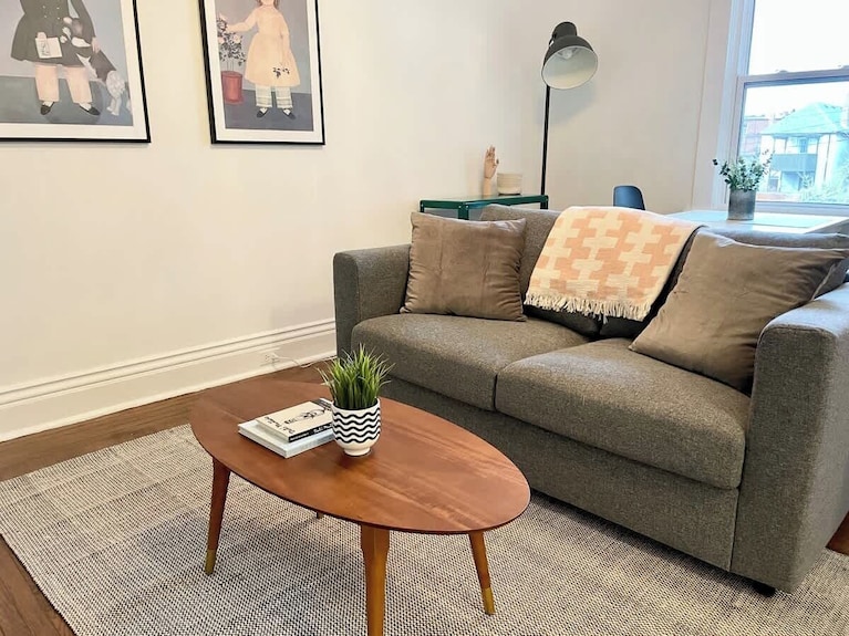 Charming + Airy Roncy Apartment - Mississauga