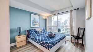 WiFi, bed sheets - CN Tower Views • 2BR+Den Condo w/ Parking (Toronto)