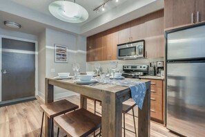 Fridge, microwave, oven, stovetop - Modern 1BR Downtown Condo near everything,Sleeps 4 (Toronto)