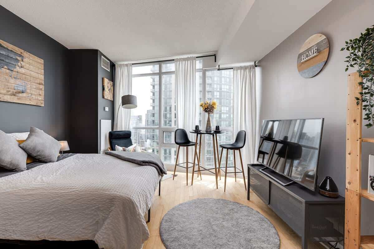Mixed living room and bedroom with a doble bed and a flat screen TV!