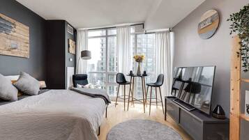 Mixed living room and bedroom with a doble bed and a flat screen TV!