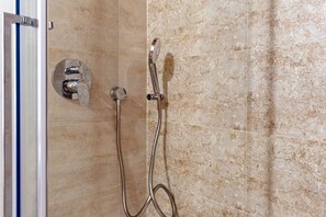 Shower, hair dryer, towels - Deluxe Apartment with Bedroom (Rossiglione)