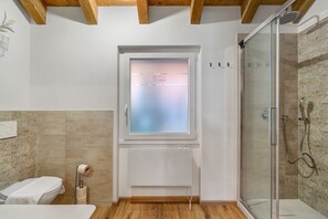 Shower, hair dryer, towels - Deluxe Apartment with Bedroom (Rossiglione)