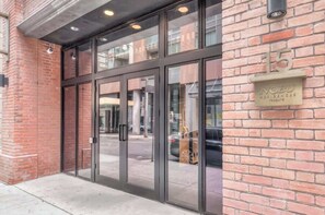 Exterior detail - Stylish 2BR in Entertainment District + Fast WiFi (Toronto)