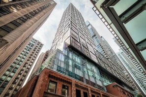 Exterior - Stylish 2BR in Entertainment District + Fast WiFi (Toronto)